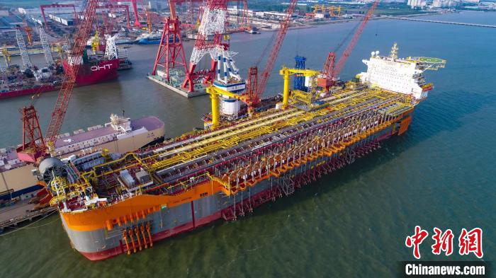 世界大吨位新型海上浮式生产储卸油船从南通拖